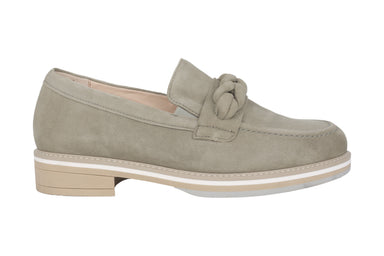 Gabor 22.462.11 women’s green suede loafer with removable footbed and comfort fit

The Gabor 22.462.11 is a women’s loafer in green, designed for everyday comfort with a clean casual look. Made from soft suede leather, this model offers flexibility and a natural feel.

The slip-on construction with elastic ensures easy entry and a secure fit. The removable footbed provides cushioning and allows the use of custom insoles. The wider tread (G fit) offers more space at the forefoot for improved comfort.

Upper:
