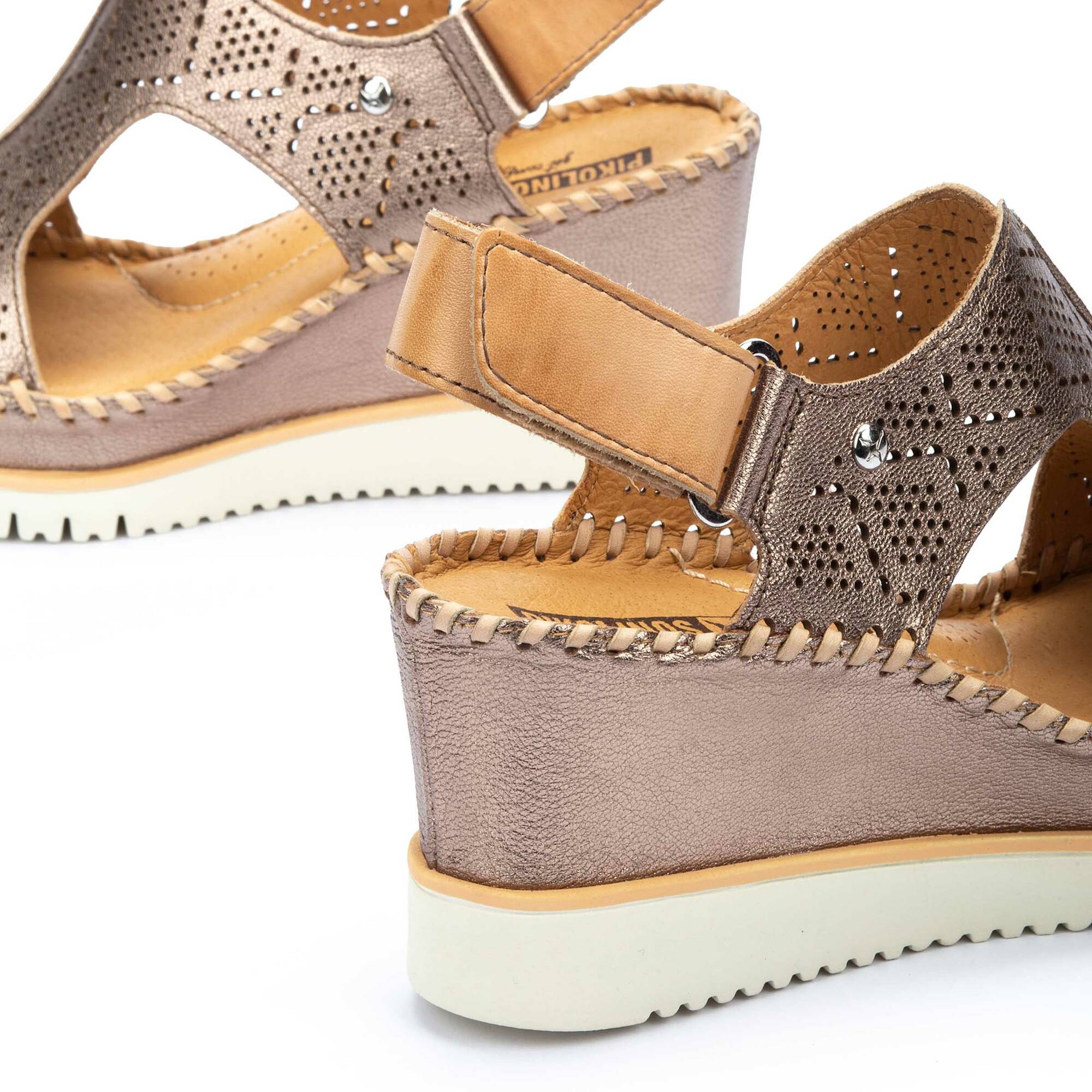 Damessandaal 'Aguadulce' - Steenbrons - Chaplinshoes'Aguadulce' damessandaal - SteenbronsPikolinos