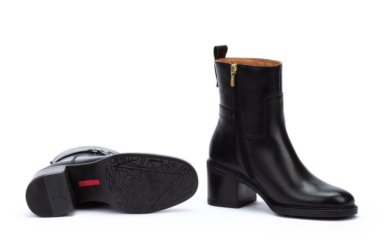 Dameslaars 'Huesca' - zwart - ChaplinshoesDameslaars 'Huesca' - zwartPikolinos